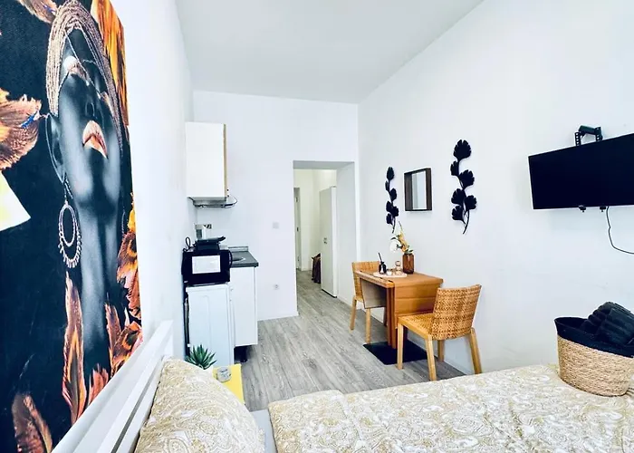 Near Tram & Metro Smart Tv *